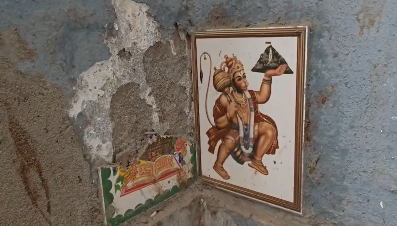 डीईओ कार्यालय में देवी-देवताओं की तस्वीरें तोड़े जाने पर हंगामा, एबीवीपी कार्यकर्ता पहुंचे कार्यालय